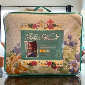 Pioneer Women Beautiful Bouquet Comforter